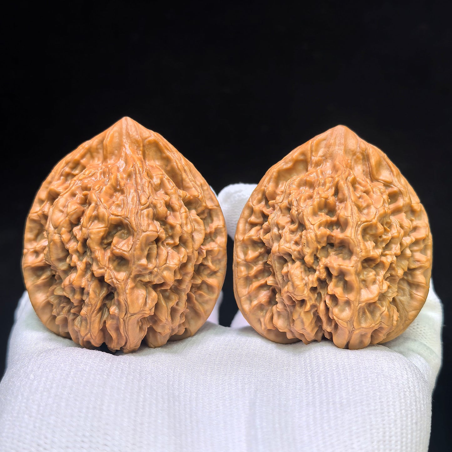 "Kylin-Pattern Peach Heart Concave Base" Qilinwen Taoxin Aodi Wenwan Walnuts (Pair) | 47.0mm x 42.0mm | Stock ID: QLW-1552C