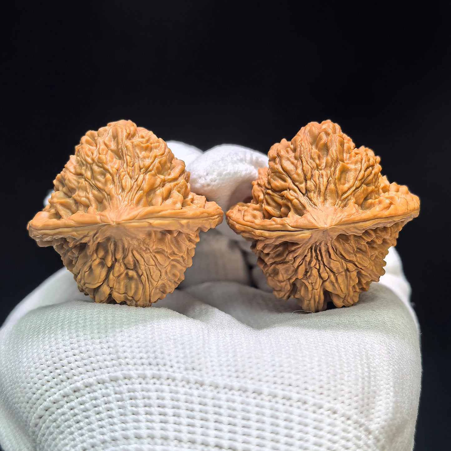 "Triangular Red Lionhead" Sanjiao Hongshizi SJHSZ-1601 Low-Profile Wenwan Walnuts Pair | 38.0mm x 37.0mm | SJHSZ-1601