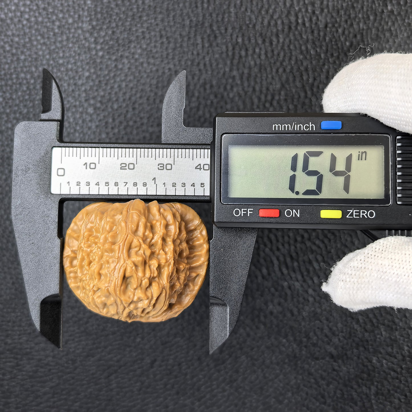 The "Hidden Tip White Lion" (Men Jian Bai Shi Zi) Pair | 39.0mm x 37.0mm | BSJ-406