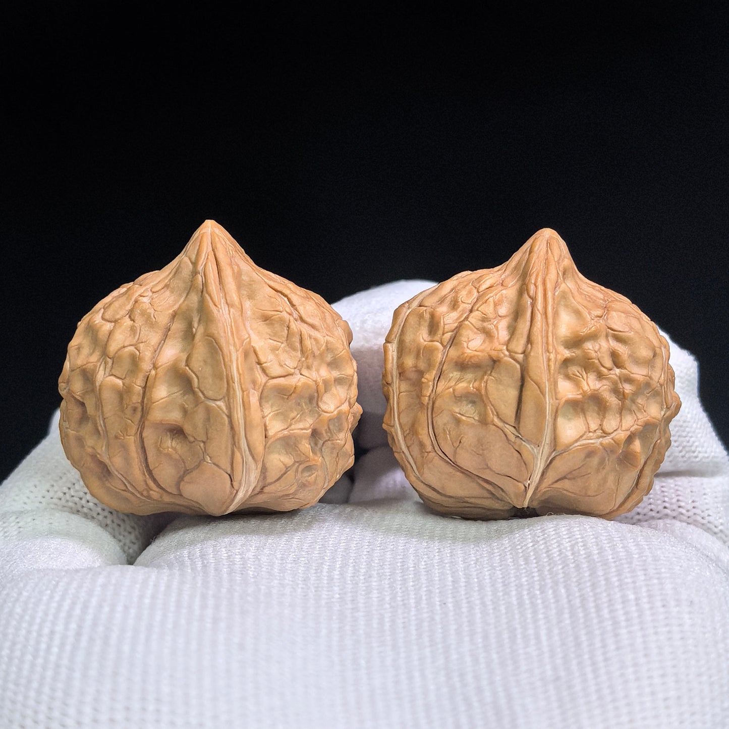"Twin-Fruit Half-Wall Turtle Shell Grain" Guijiawen Tongguo Banbi Kucha GJW-SY1A0 Classic Wenwan Walnuts Pair | 31.0mm x 34.0mm | GJW-SY1A0
