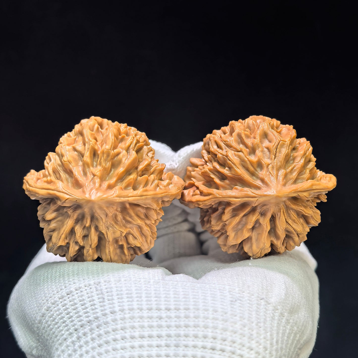 "Imperial Crown" Diwang DW-1602 Wenwan Walnuts Pair | 46.0mm x 43.0mm | DW-1602