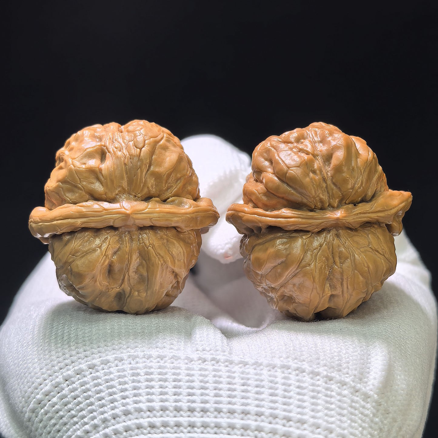 "Jade Toad Crystal Frog" Yuchan Shuijingwa Wenwan Walnuts (Pair) | 34.0mm x 35.0mm | Stock ID: W-1104