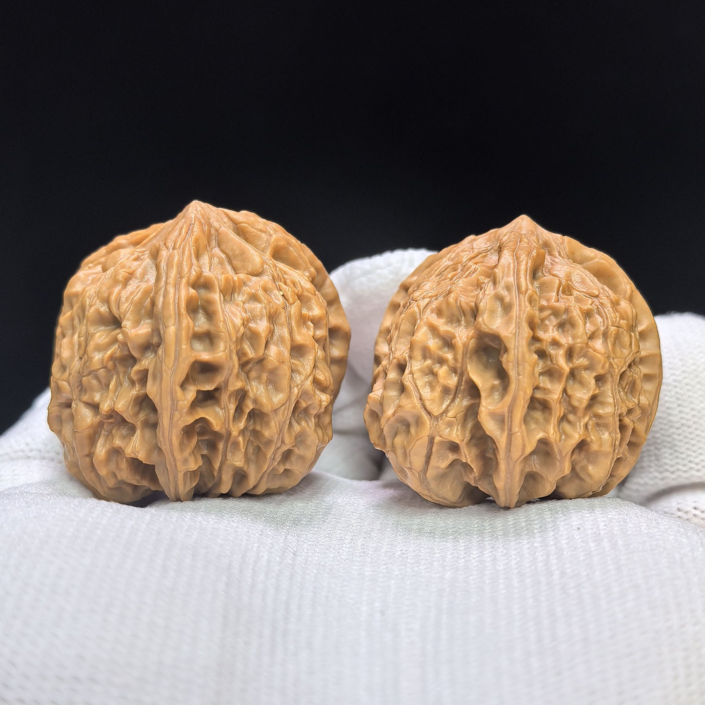 "Imperial Jade Seal Three-Ribbed" Yuxi Sanleng Multi-Ribbed Wenwan Walnuts Pair | 34.0mm x 34.0mm | YSSN-C224E