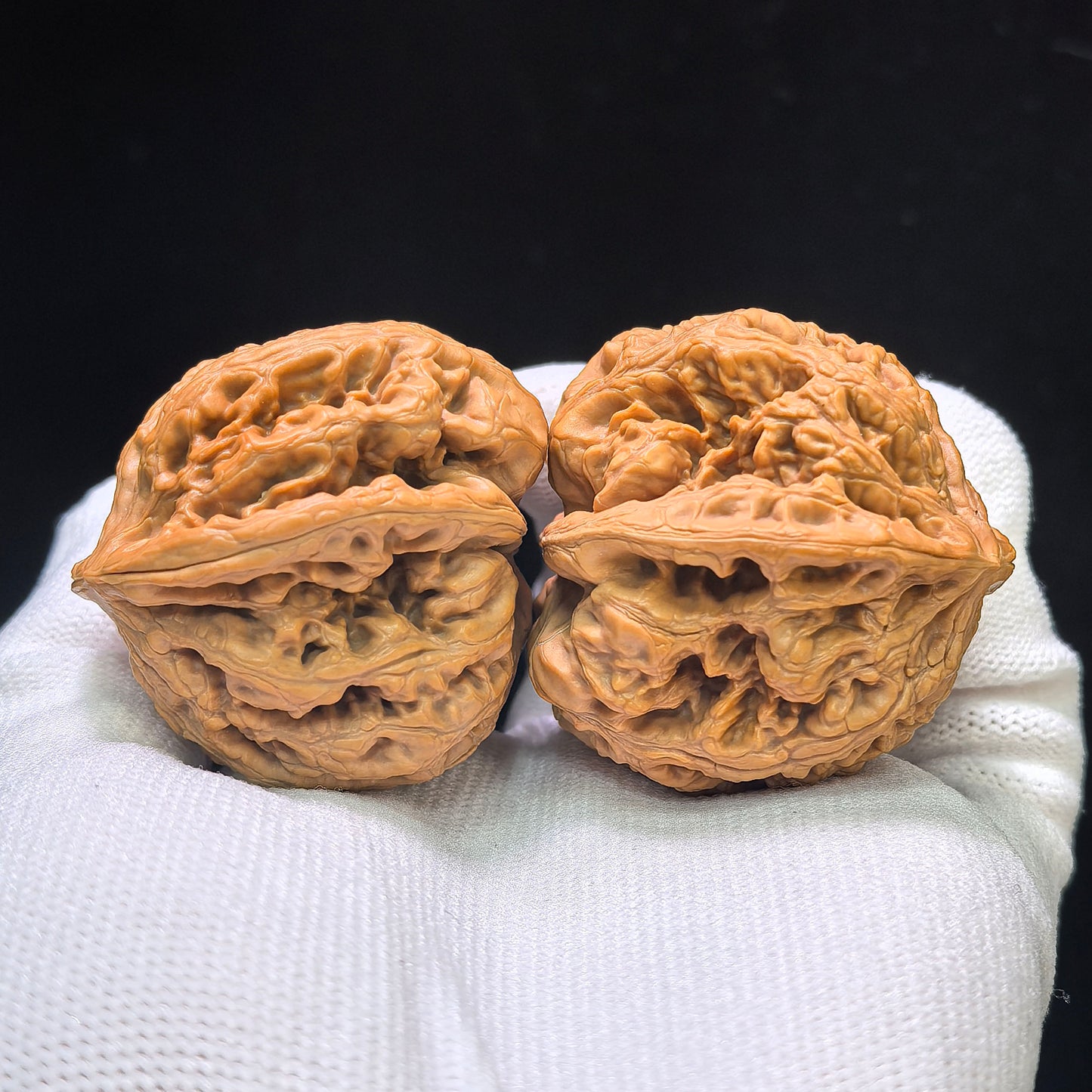 "Thick Ridge Lord of the Mountain Half-Wall" Cujin Zashandiao Banbi Wenwan Walnuts Pair | 39.0mm x 41.0mm | CJZSDBB-CG215E