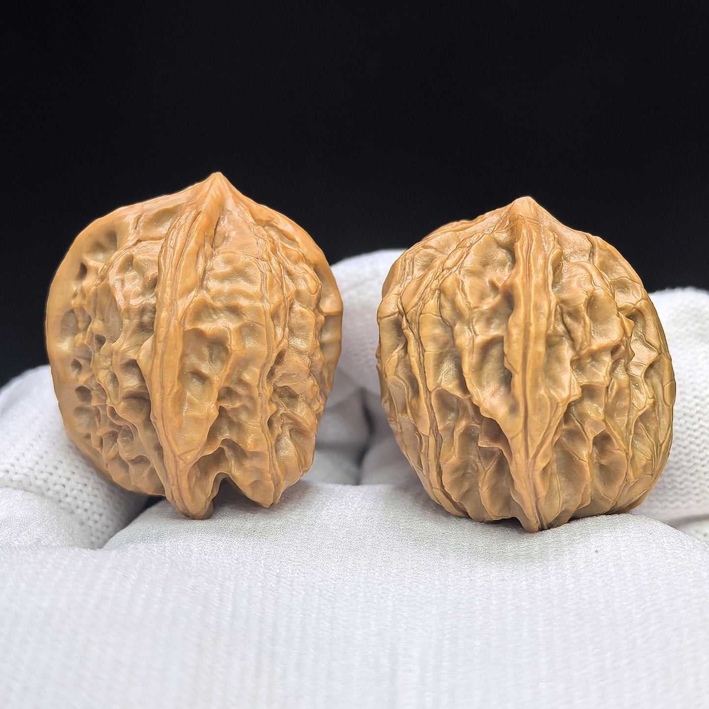 "Imperial Jade Seal Horizontal Cross" Yuxi Sileng Hengshizi Four-Ribbed Wenwan Walnuts Pair | 31.0mm x 36.0mm | YSFN-C2211E