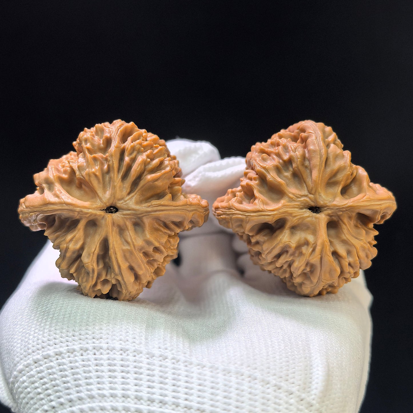 "Beijing Chicken Heart" Beijing Jixin BJJX-1109 Wenwan Walnuts Pair | 42.0mm x 41.0mm | BJJX-1109