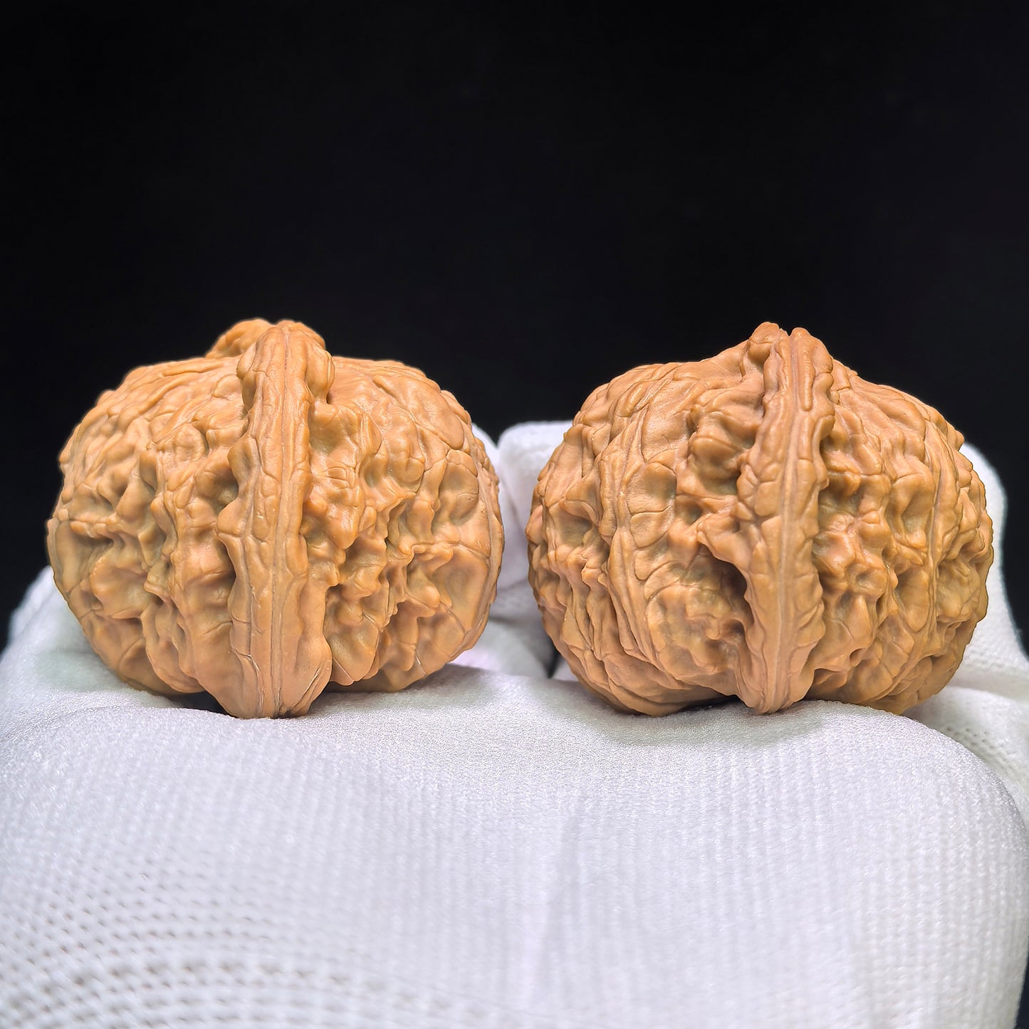 "White Lion" Baishizi Wenwan Walnuts (Pair) | 46.0mm x 43.0mm | Stock ID: BSJ-1553C