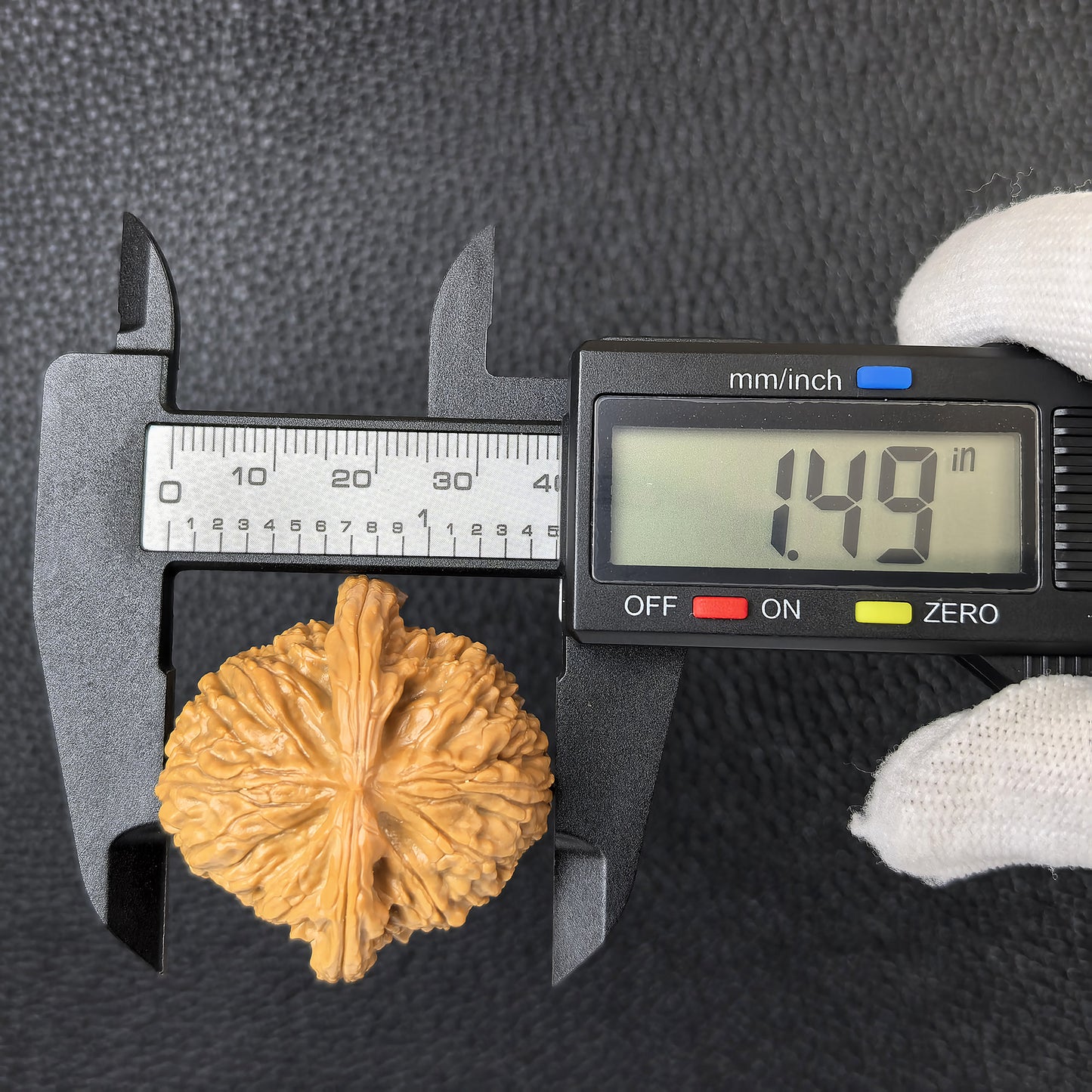 The "Hidden Tip White Lion" (Men Jian Bai Shi Zi) Pair | 39.0mm x 37.0mm | BSJ-406