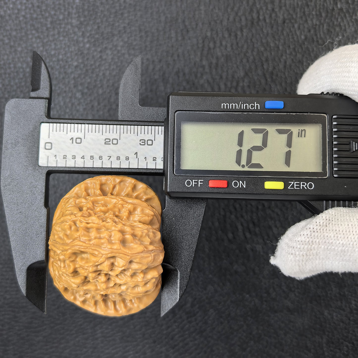 The "Hidden Tip White Lion" (Men Jian Bai Shi Zi) Pair | 39.0mm x 37.0mm | BSJ-406