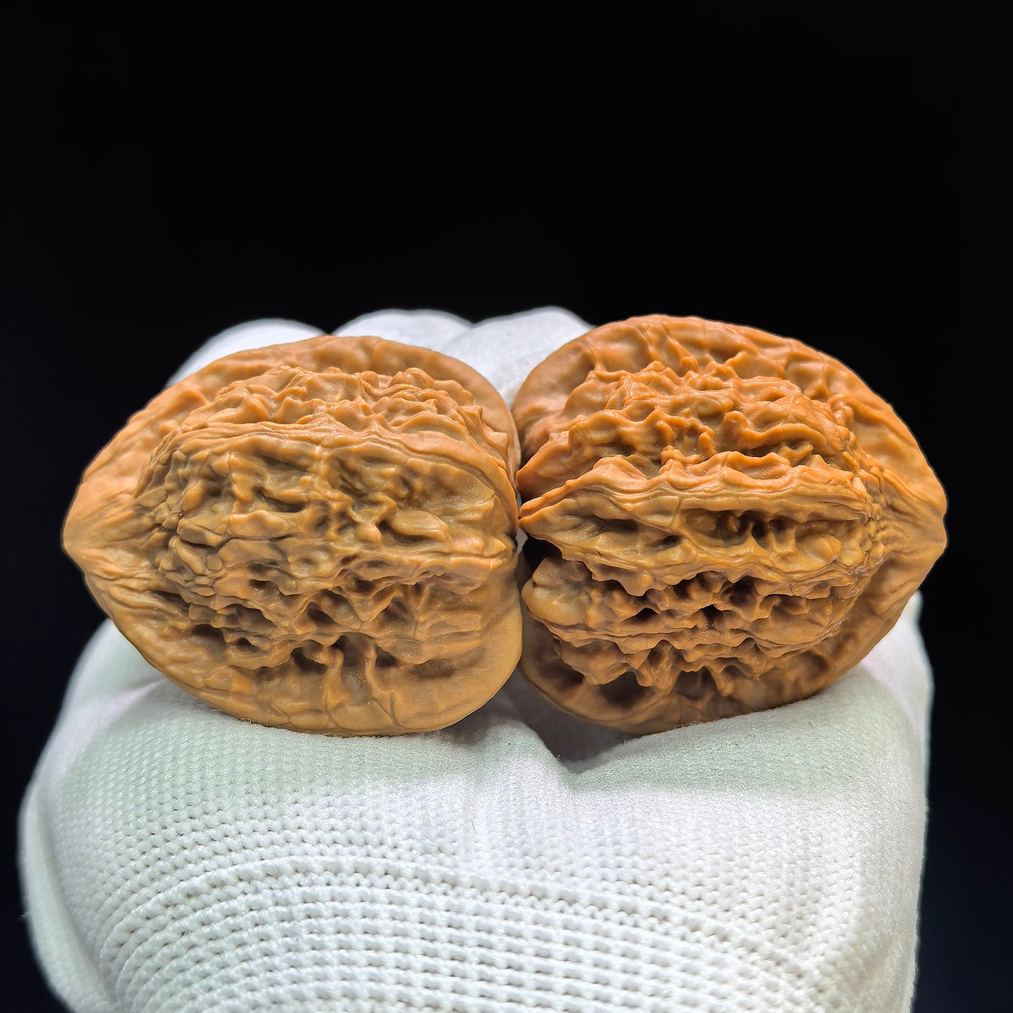 "Triangular Red Lionhead" Sanjiao Hongshizi SJHSZ-1601 Low-Profile Wenwan Walnuts Pair | 38.0mm x 37.0mm | SJHSZ-1601