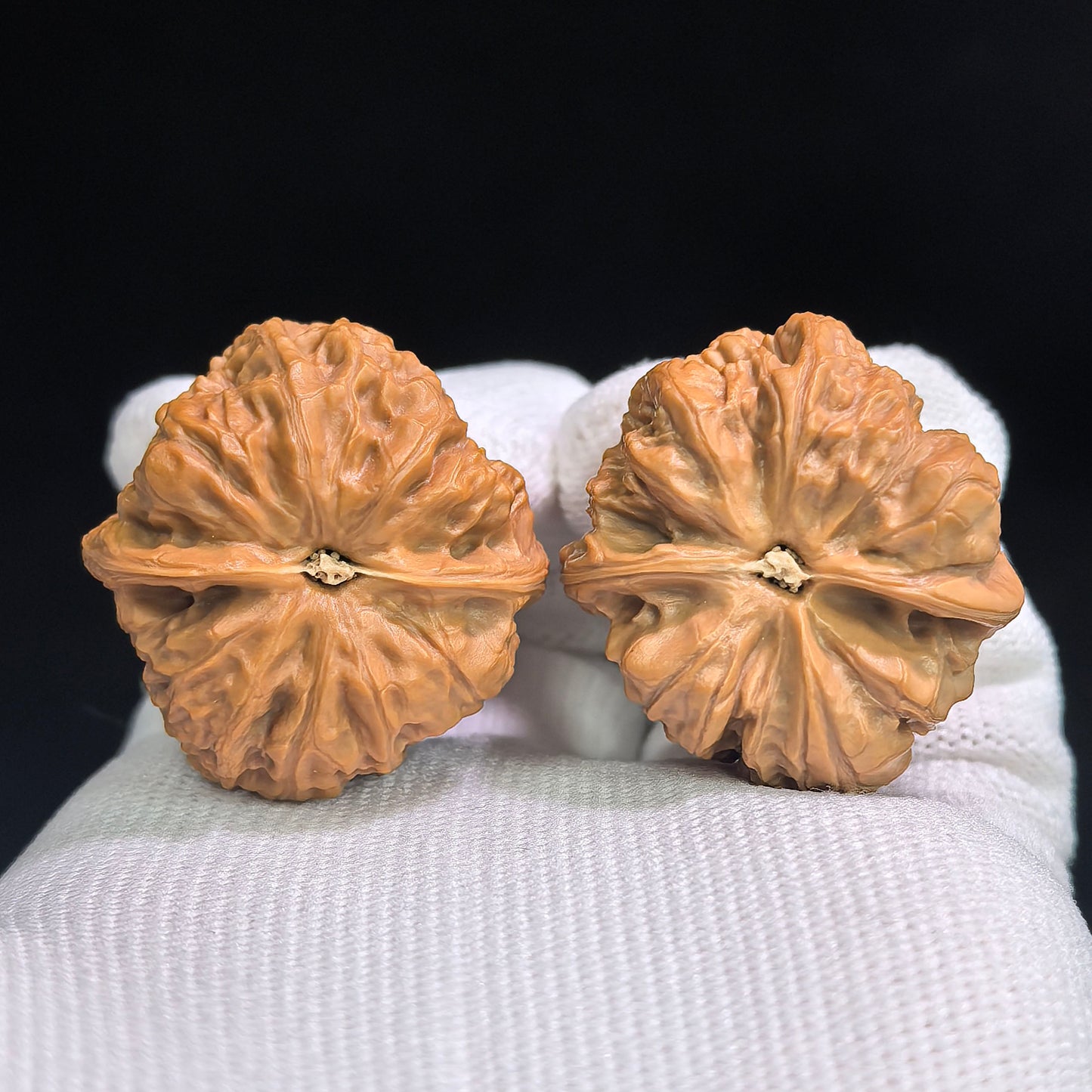 "Taihang Sycee Ingot" Taihang Yuanbao THYB-SY1G6 Hand-Spin Pocket Wenwan Walnuts Pair | 30.0mm x 33.0mm | THYB-SY1G6