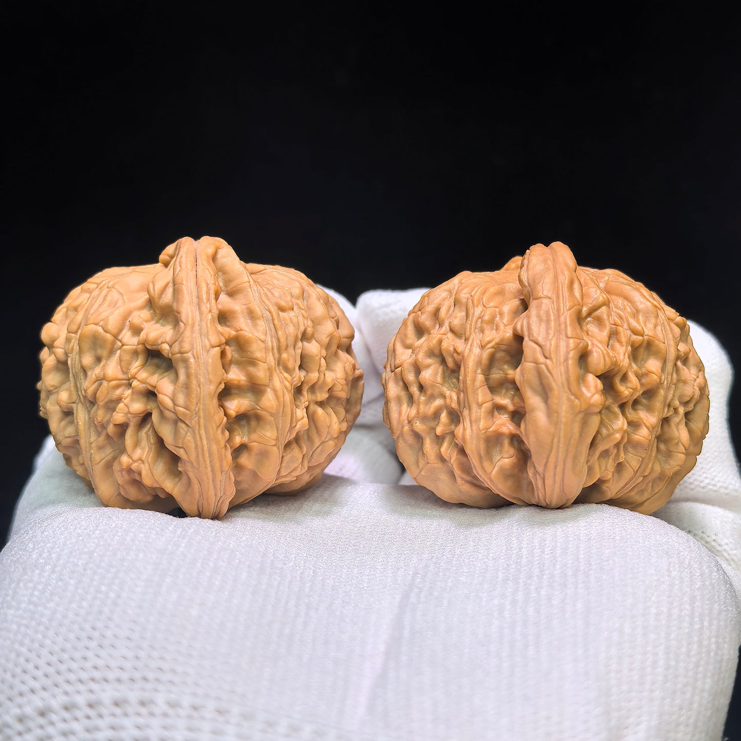 "White Lion" Baishizi Wenwan Walnuts (Pair) | 46.0mm x 43.0mm | Stock ID: BSJ-1553C