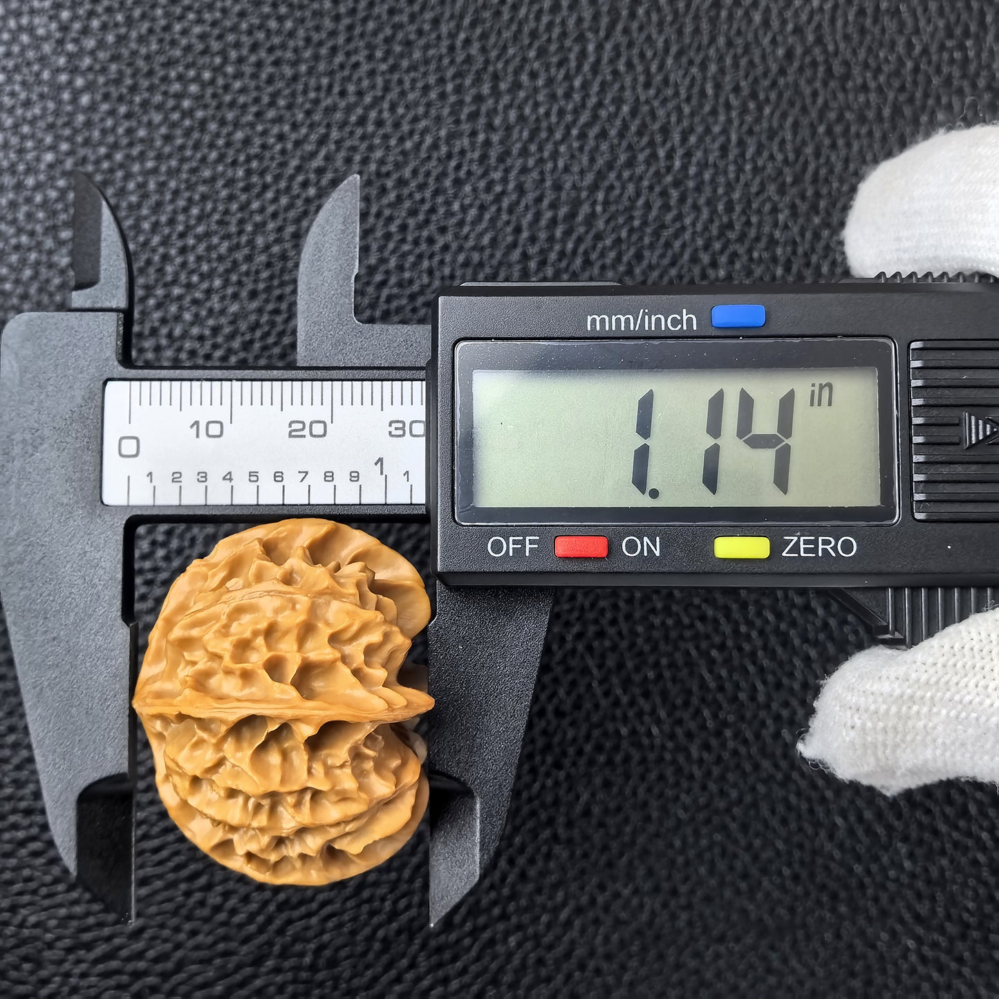 The "Qi San Four-Ridge" (Qi San Zheng Si Leng) Pair | 34.0mm x 33.0mm | QSZSL-301