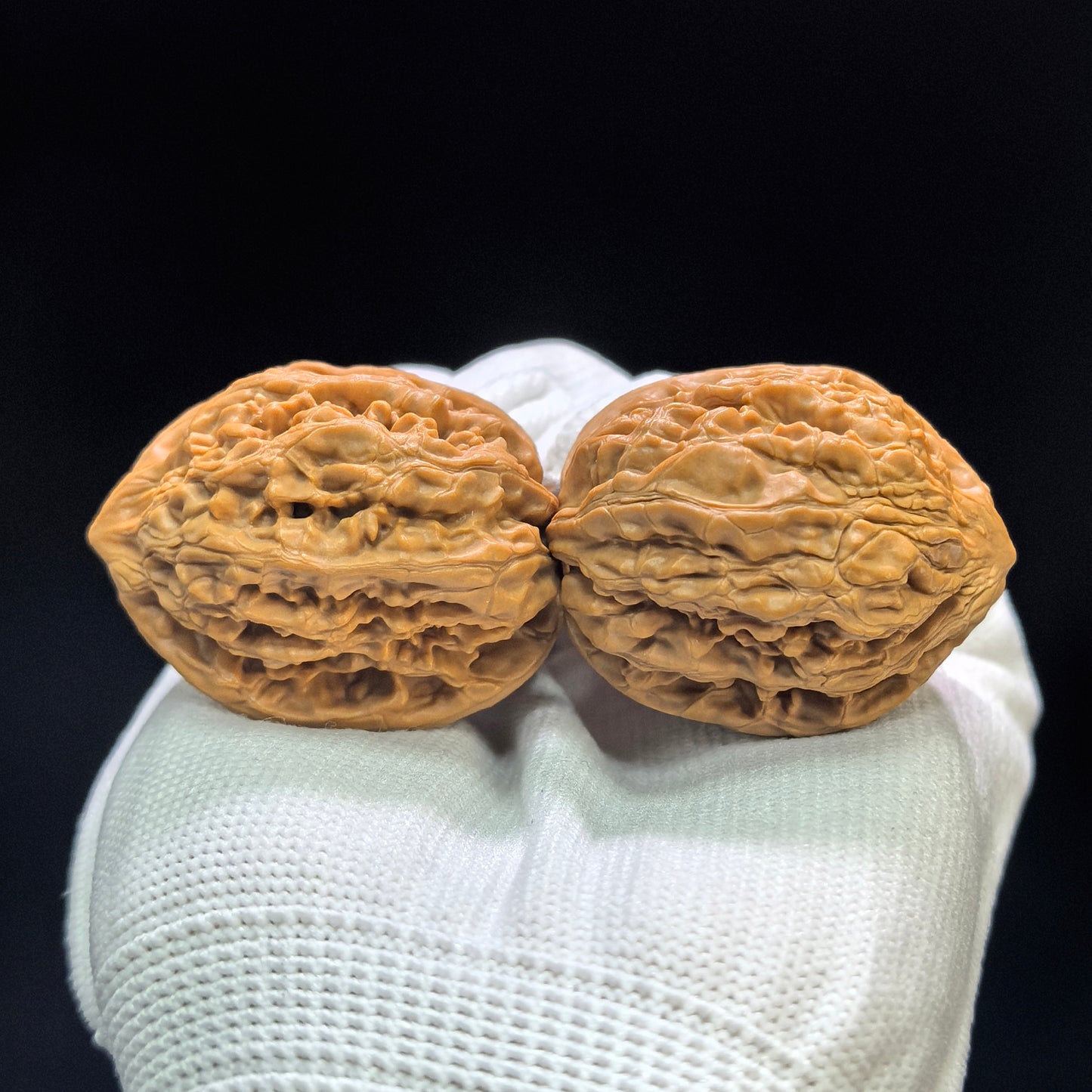 "Red Brocade Carp" Hong Jinli HJL-1601 Low-Profile Wenwan Walnuts Pair | 34.0mm x 38.0mm | HJL-1601