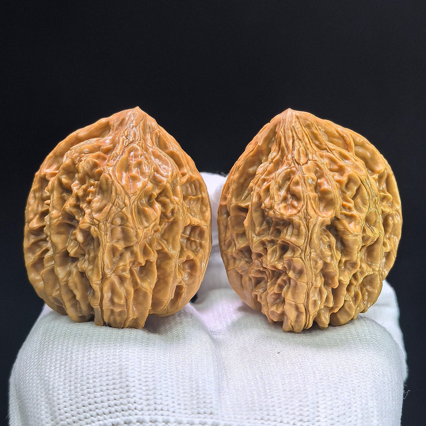 "Beijing Chicken Heart" Beijing Jixin BJJX-1404 Classic Wenwan Walnuts Pair | 42.0mm x 41.0mm | BJJX-1404 - ThePatinaProject