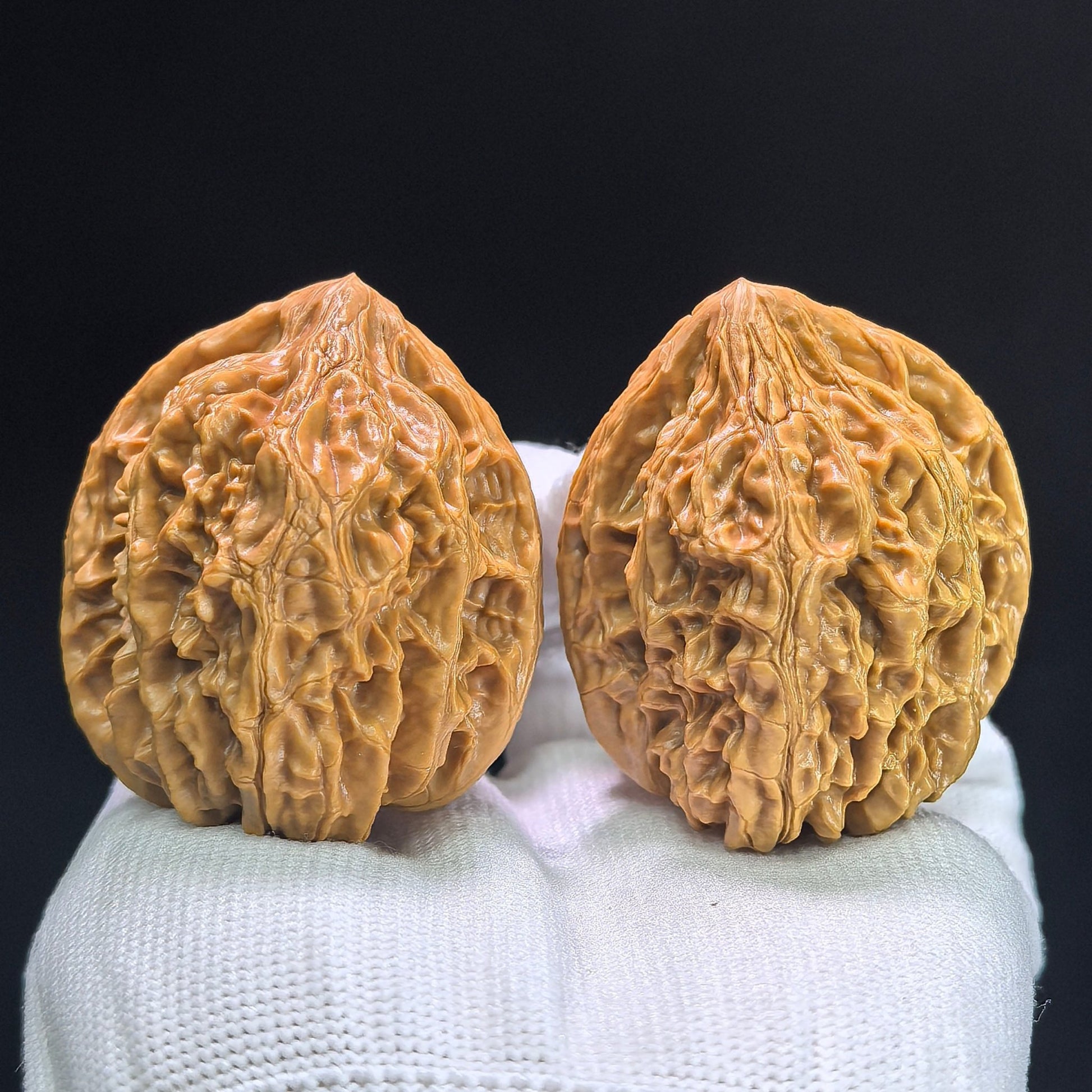 "Beijing Chicken Heart" Beijing Jixin BJJX-1404 Classic Wenwan Walnuts Pair | 42.0mm x 41.0mm | BJJX-1404 - ThePatinaProject