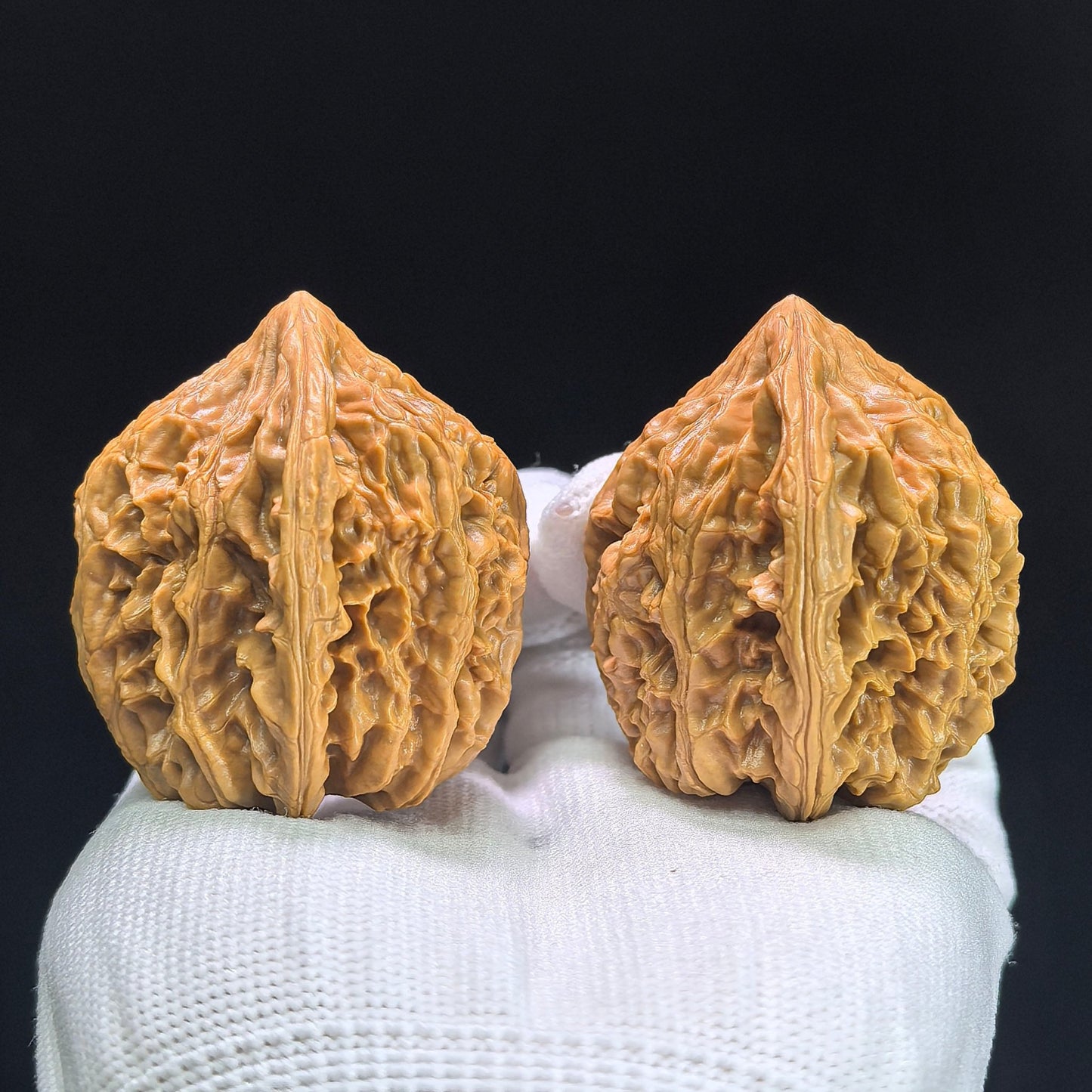 "Beijing Chicken Heart" Beijing Jixin BJJX-1404 Classic Wenwan Walnuts Pair | 42.0mm x 41.0mm | BJJX-1404 - ThePatinaProject