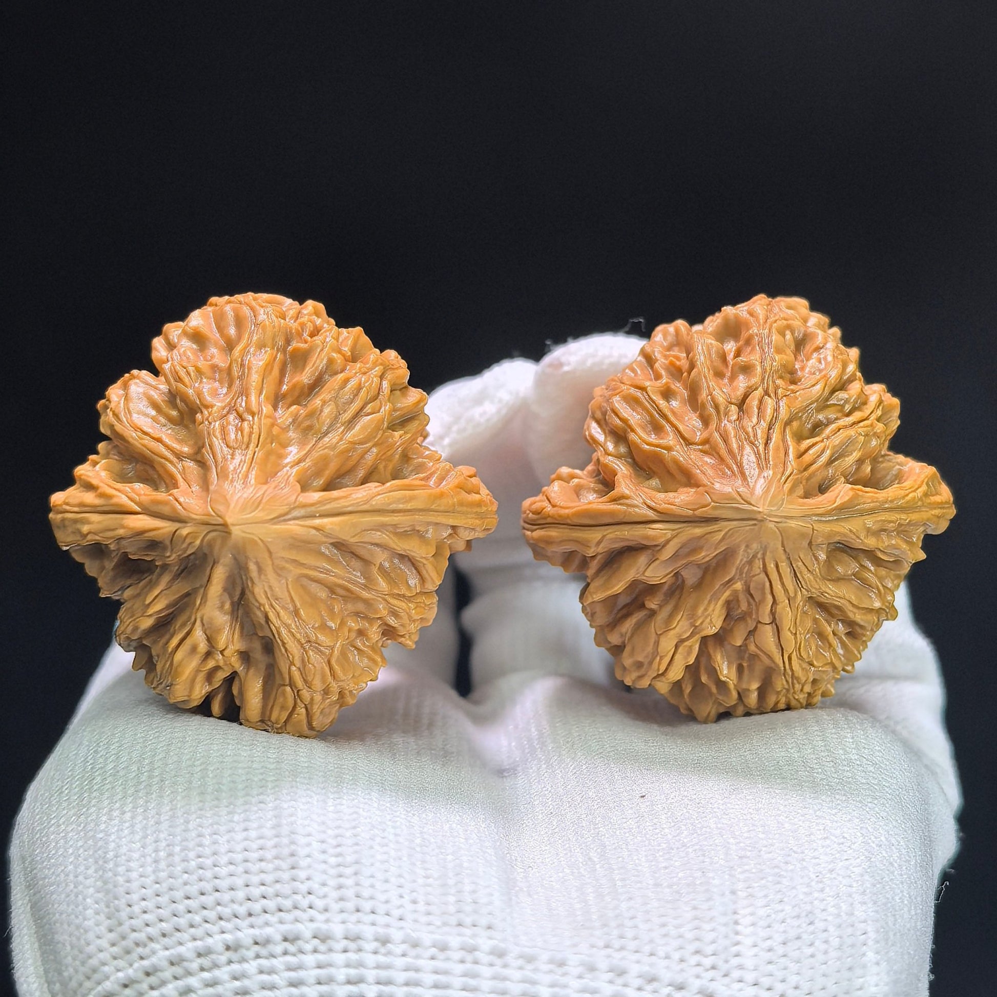 "Beijing Chicken Heart" Beijing Jixin BJJX-1404 Classic Wenwan Walnuts Pair | 42.0mm x 41.0mm | BJJX-1404 - ThePatinaProject