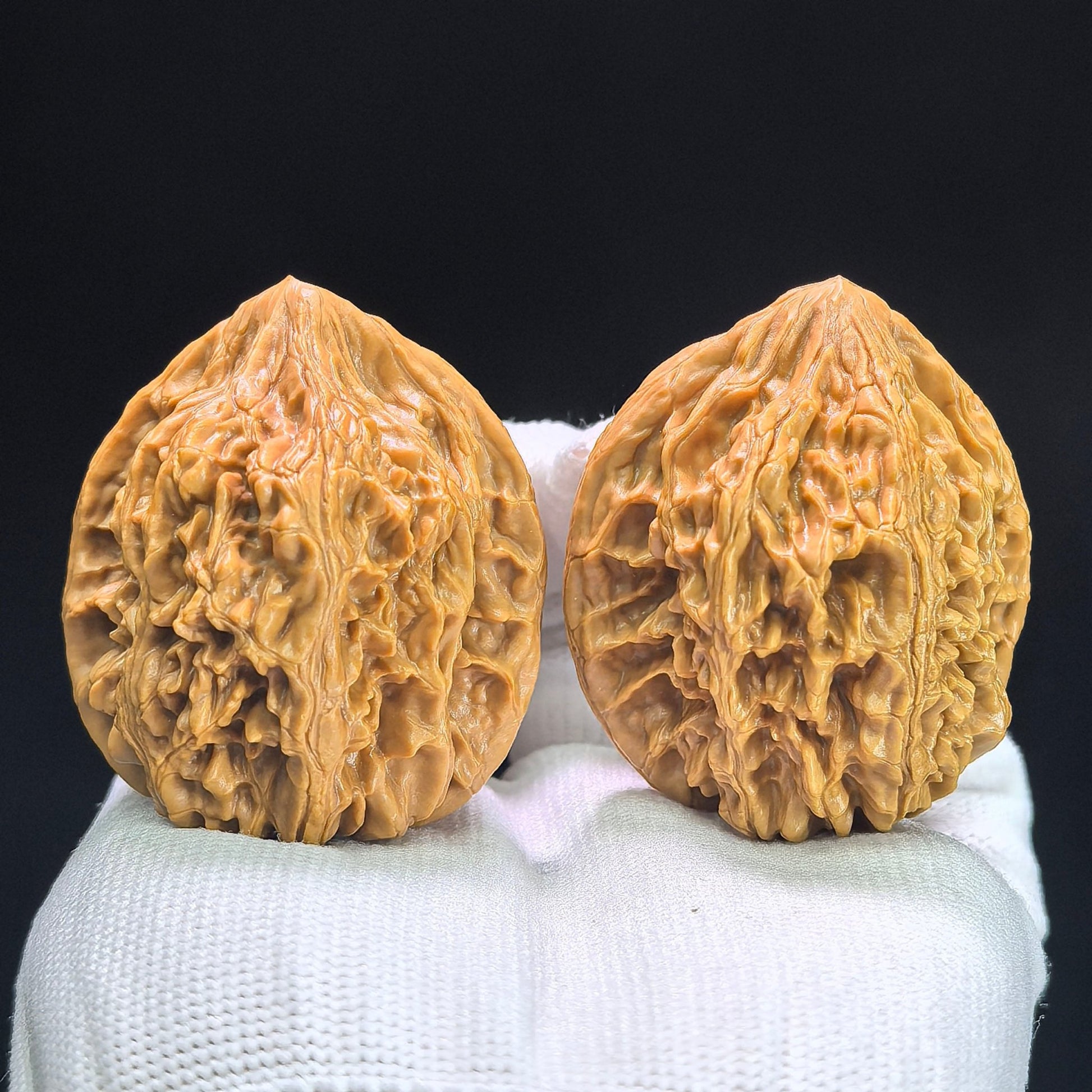"Beijing Chicken Heart" Beijing Jixin BJJX-1404 Classic Wenwan Walnuts Pair | 42.0mm x 41.0mm | BJJX-1404 - ThePatinaProject