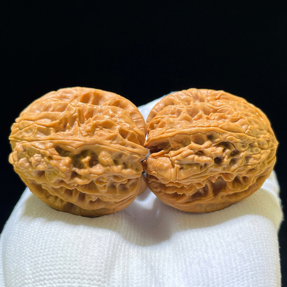 "Blizzard" Mantianxing Blizzard Variety Wenwan Walnuts Pair | 37.0mm x 41.0mm | BX-1109 - ThePatinaProject