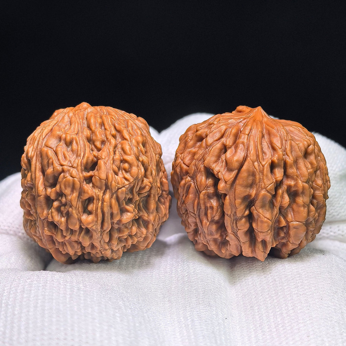 "Blizzard Single Rib" BaoXue YiGenJin BXYGJ-CG1B4E Wenwan Walnuts Collector Pair | 39.0mm x 34.0mm | Stock ID: BXYGJ-CG1B4E - ThePatinaProject
