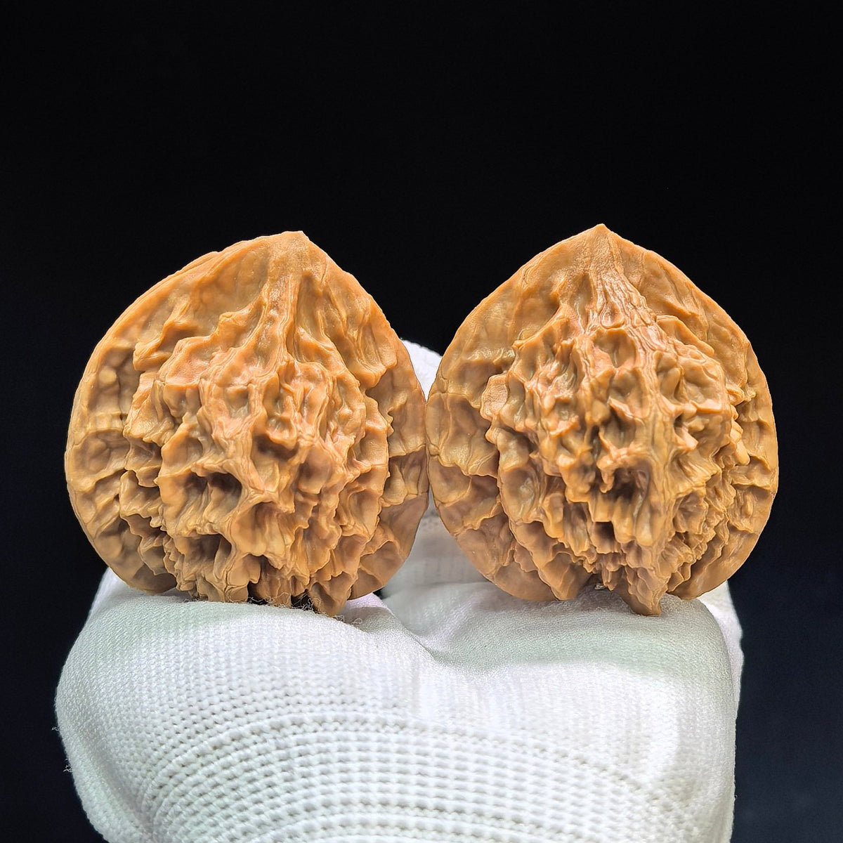 "Imperial Crown" Diwang DW-1601 Wenwan Walnuts Pair | 47.0mm x 46.0mm | DW-1601 - ThePatinaProject
