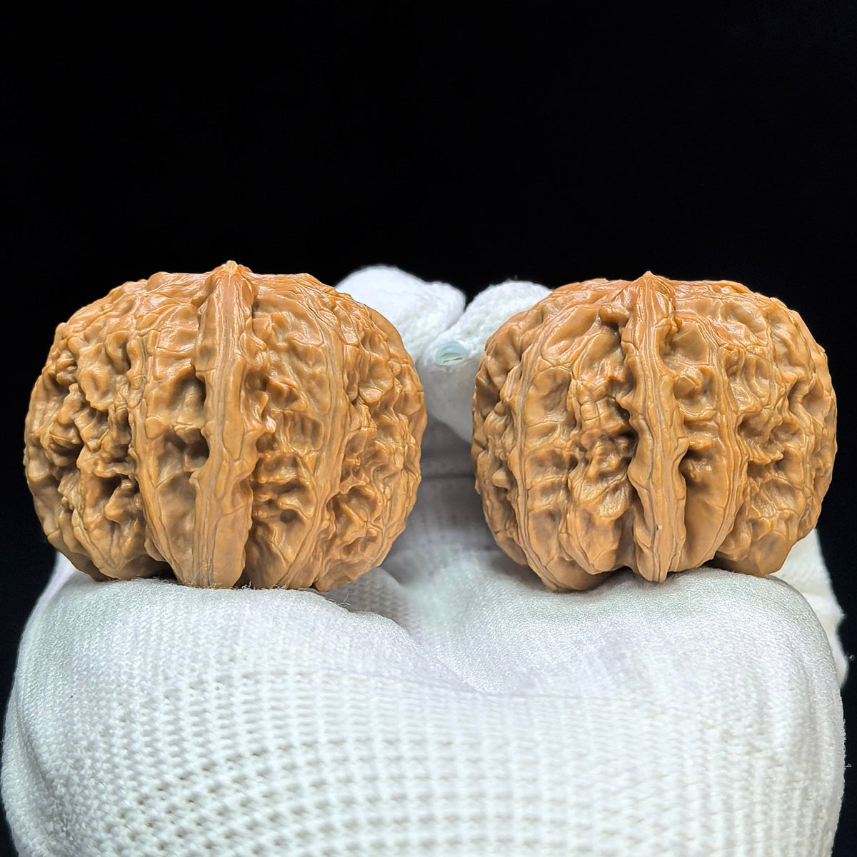 “Spherical White Lion” Bai Shizi Wenwan Walnut Pair | 39.0mm × 40.0mm | QXBSJ-1509C - ThePatinaProject