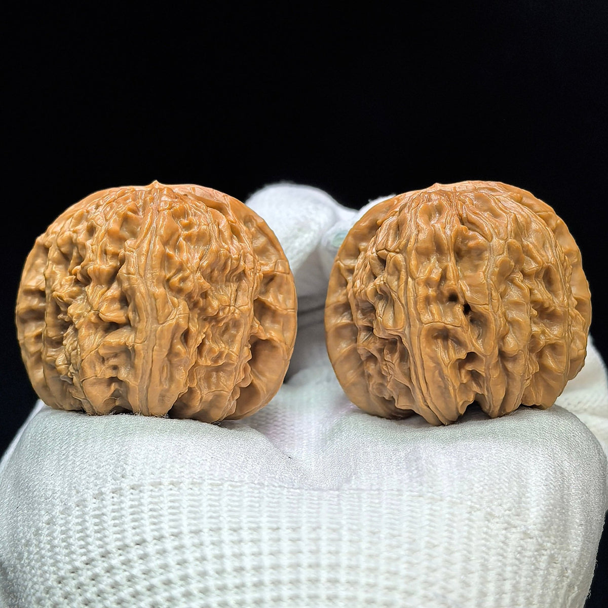 “Spherical White Lion” Bai Shizi Wenwan Walnut Pair | 39.0mm × 40.0mm | QXBSJ-1509C - ThePatinaProject
