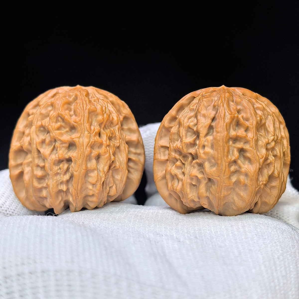 Spherical White Lion Wenwan Walnut Pair | 40.0mm × 41.0mm | QXBSZ-17H0 - ThePatinaProject