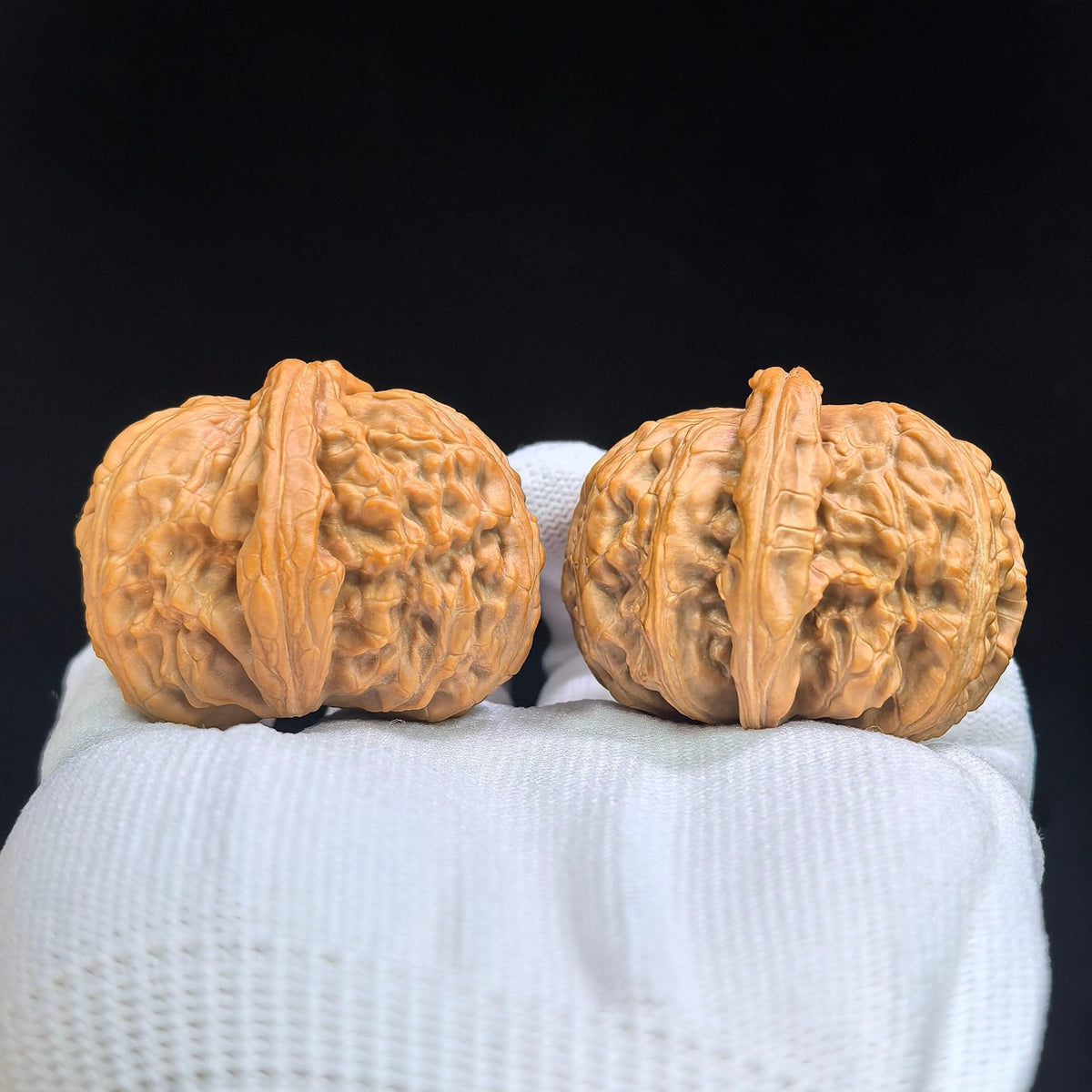 Spherical White Lion Wenwan Walnut Pair | Broad Round Profile | 41.0mm × 47.0mm | QXBSZ-17C4C - ThePatinaProject
