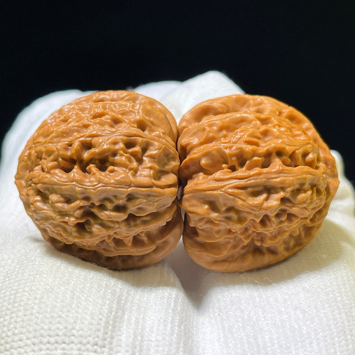 "Three-Ribbed White Lion Head Pocket Size" San Leng Bai Shishi Wenwan Walnuts Pair | 34.0mm x 33.0mm | SJBSZ-1103 - ThePatinaProject