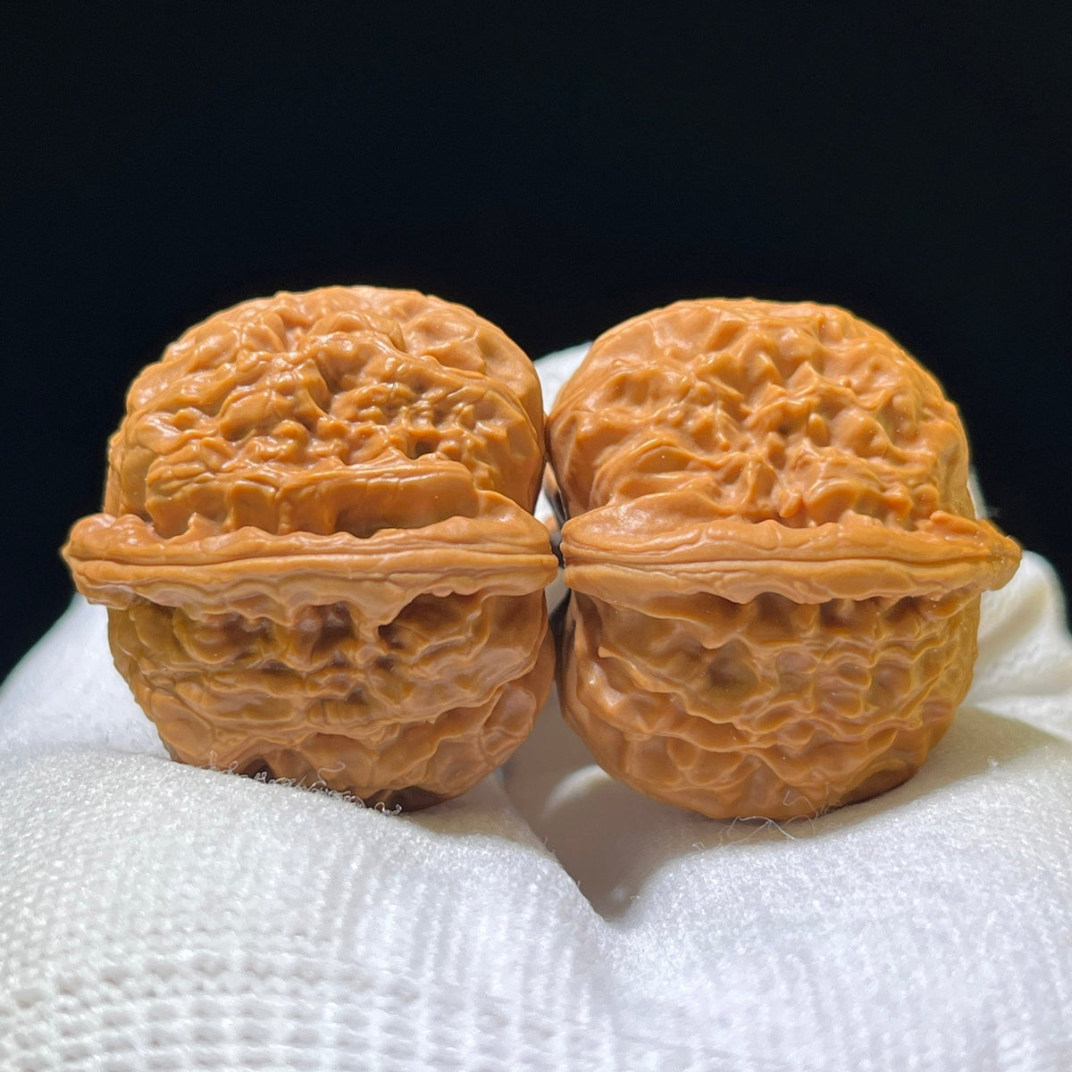 "Three-Ribbed White Lion Head Pocket Size" San Leng Bai Shishi Wenwan Walnuts Pair | 34.0mm x 33.0mm | SJBSZ-1103 - ThePatinaProject