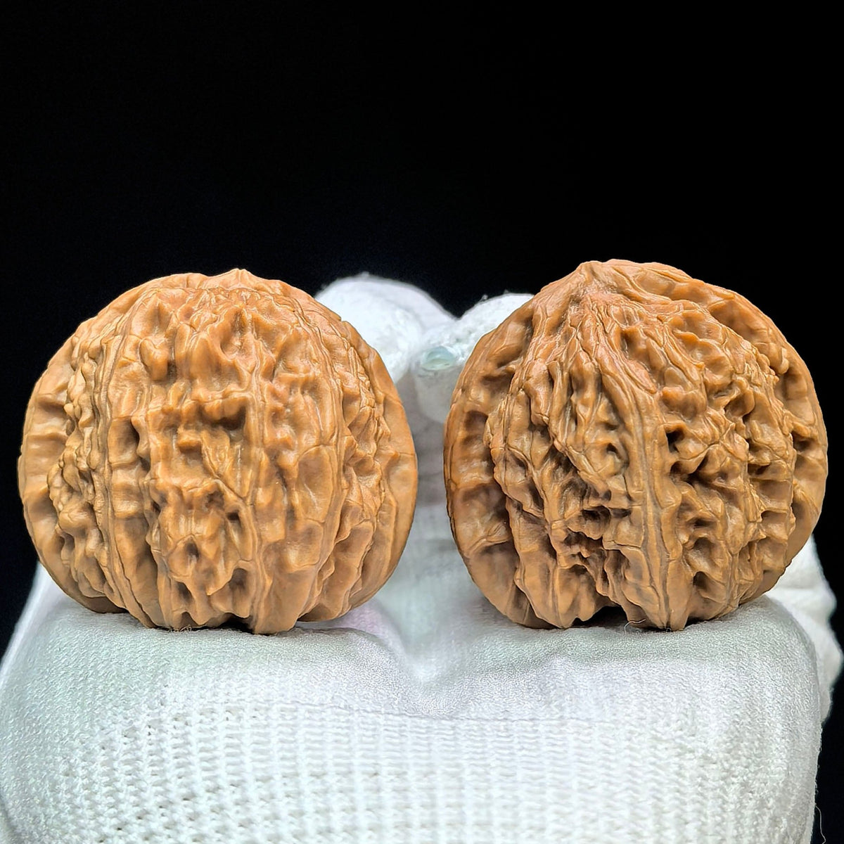 "Triangular Spherical White Lion" Sanjiao Qiuxing Baishizi Low-Profile Wenwan Walnuts Pair | 40.0mm x 40.0mm | BSJ-1502C - ThePatinaProject