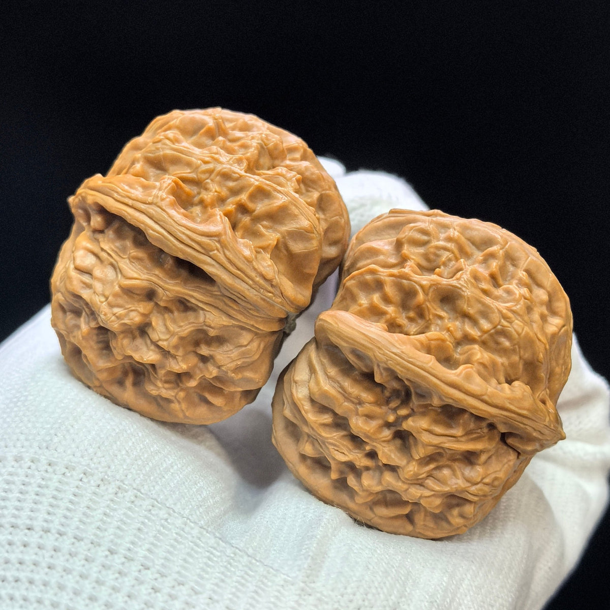 "Triangular Spherical White Lion" Sanjiao Qiuxing Baishizi Low-Profile Wenwan Walnuts Pair | 42.0mm x 44.0mm | BSJ-1501C - ThePatinaProject